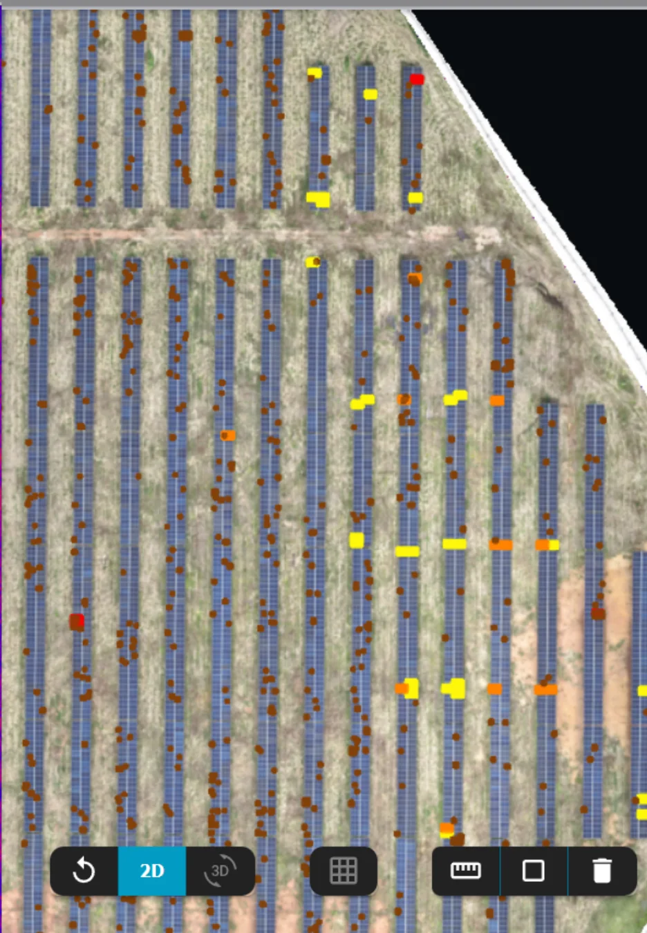 Vista RGB de filas de paneles solares con hallazgos localizados.