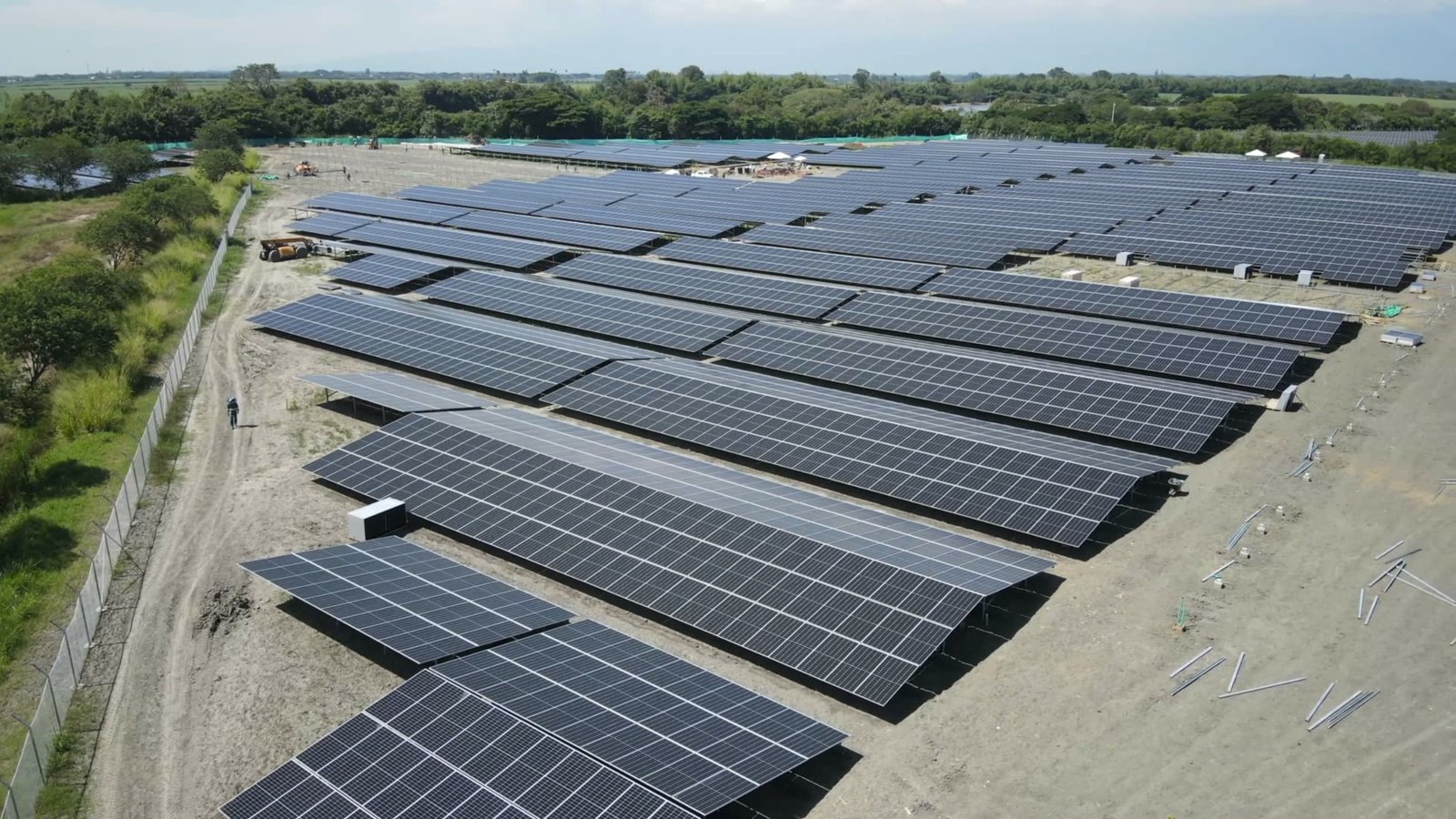 Vista aérea de una planta solar.