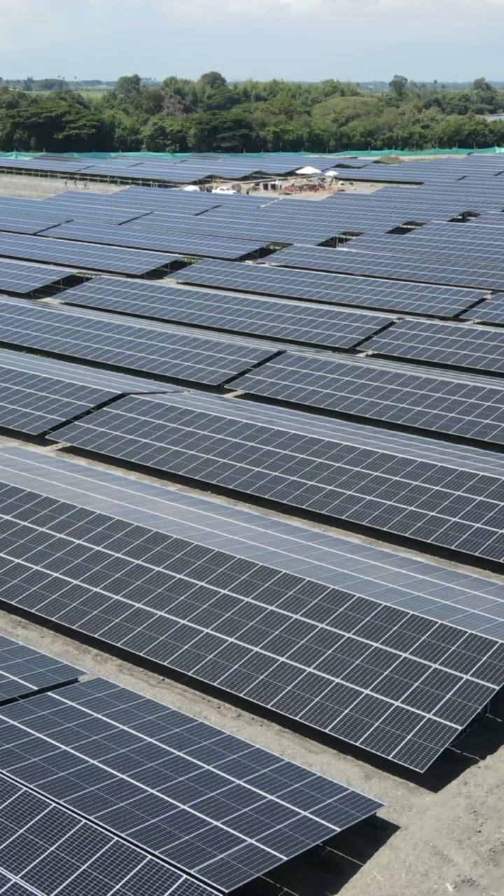 Vista vertical de una planta solar.